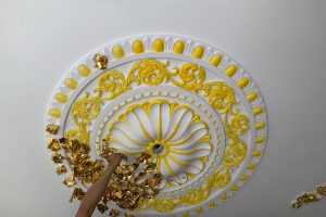 Công đoạn dát vàng mâm trần