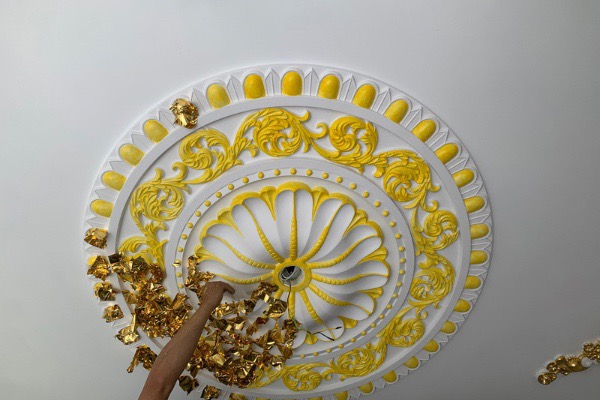 Công đoạn dát vàng mâm trần