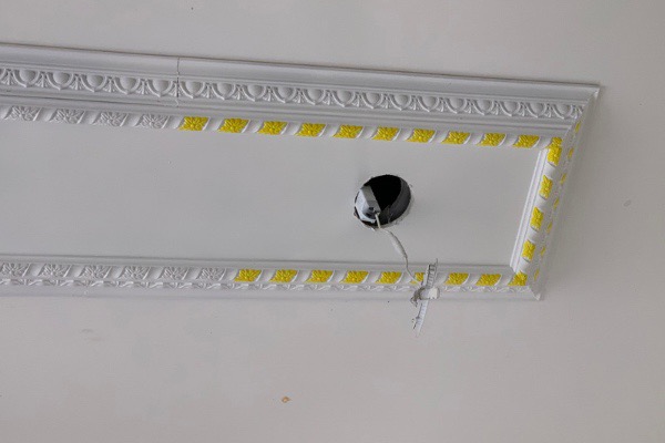 Công đoạn vẽ keo dát vàng