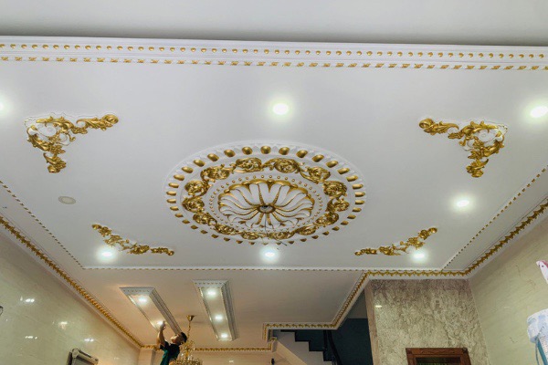 Hoàn thiện trần dát vàng phòng khách