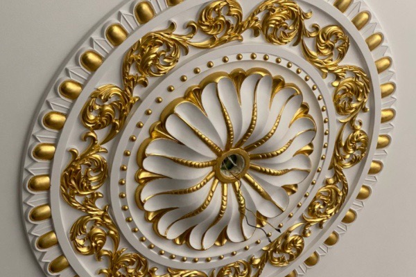 Mâm trần dát vàng hoàn thiện