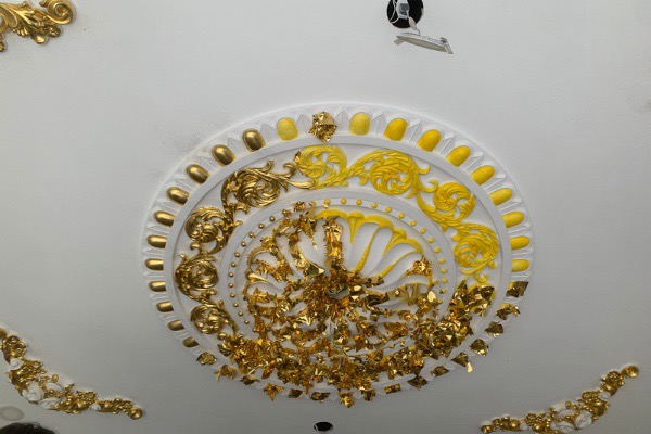 Mâm trần dát vàng