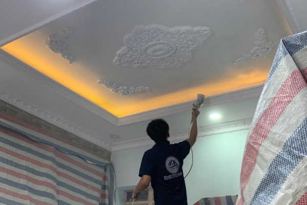 Phun sơn xử lý bề mặt trước khi dát vàng