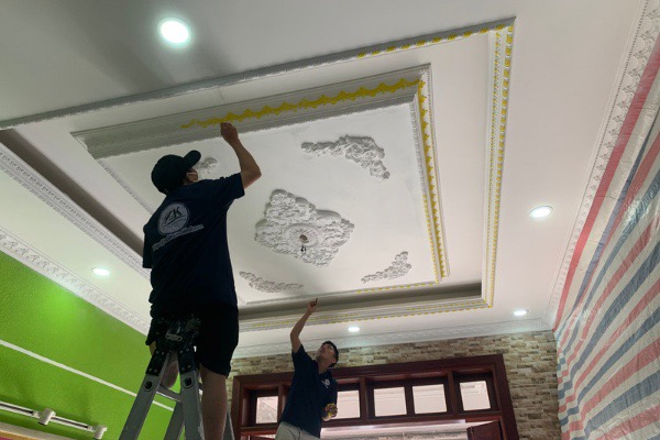 Thi công phào chỉ pu dát vàng